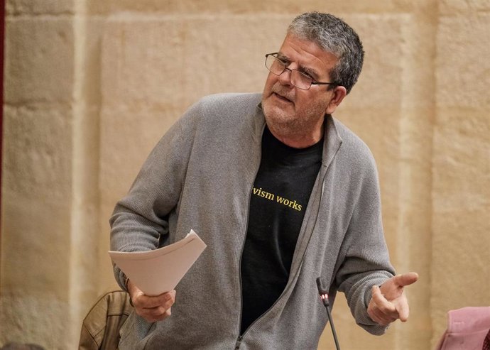 El diputado no adscrito e integrante de Adelante Andalucía, Nacho Molina, este jueves en el Pleno del Parlamento.