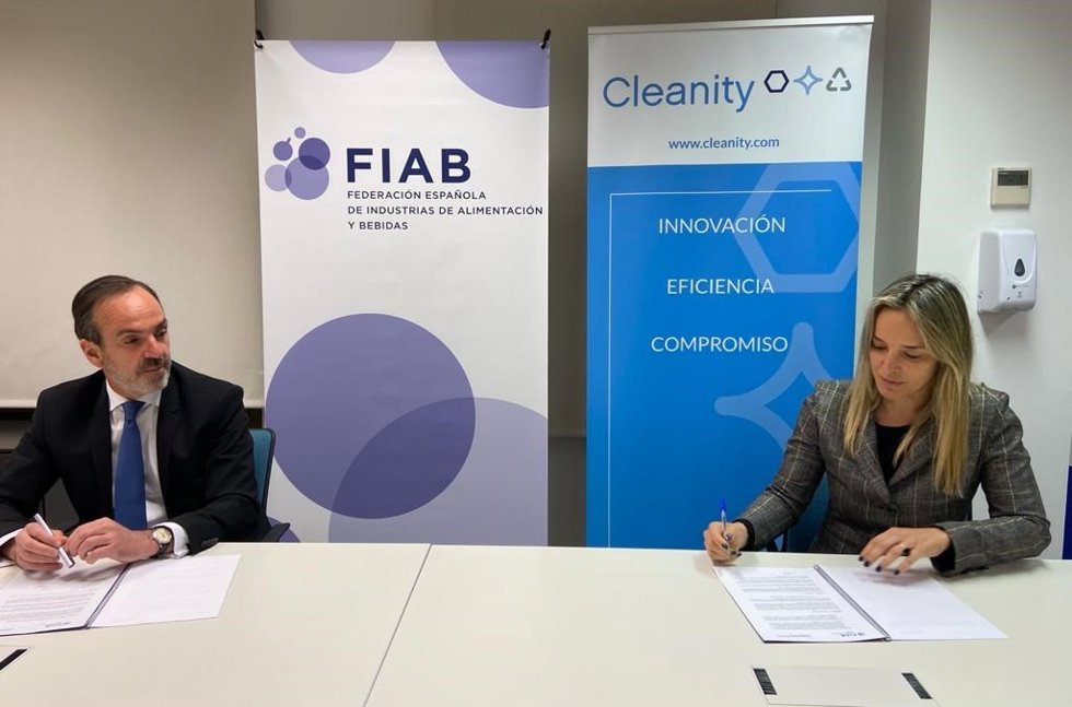 Archivo - Firma de acuerdo de FIAB y Cleanity