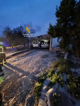 La Guardia Civil auxilia a una familia de un incendio iniciado en la cochera de su vivienda