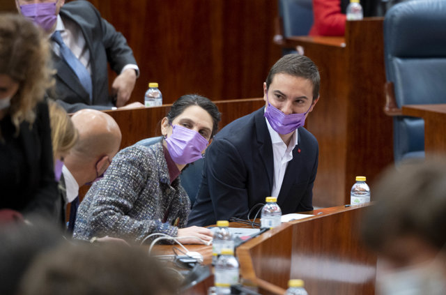 La portavoz adjunta del PSOE, Pilar Sánchez Acera, y el secretario general del PSOE en Madrid, Juan Lobato, en un pleno en la Asamblea de Madrid, a 10 de marzo de 2022,