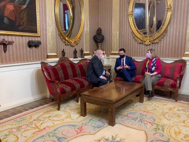 El secretario de Estado de Justicia, Julián Rodríguez; el alcalde de Burgos, Daniel de la Rosa, y la concejal de Servicios Sociales, Sonia Rodríguez.