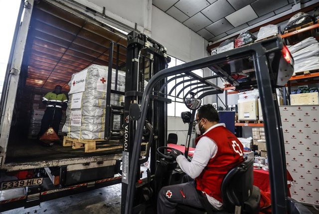Un empleado prepara material para introducirlo en un camión y mandarlo a Ucrania