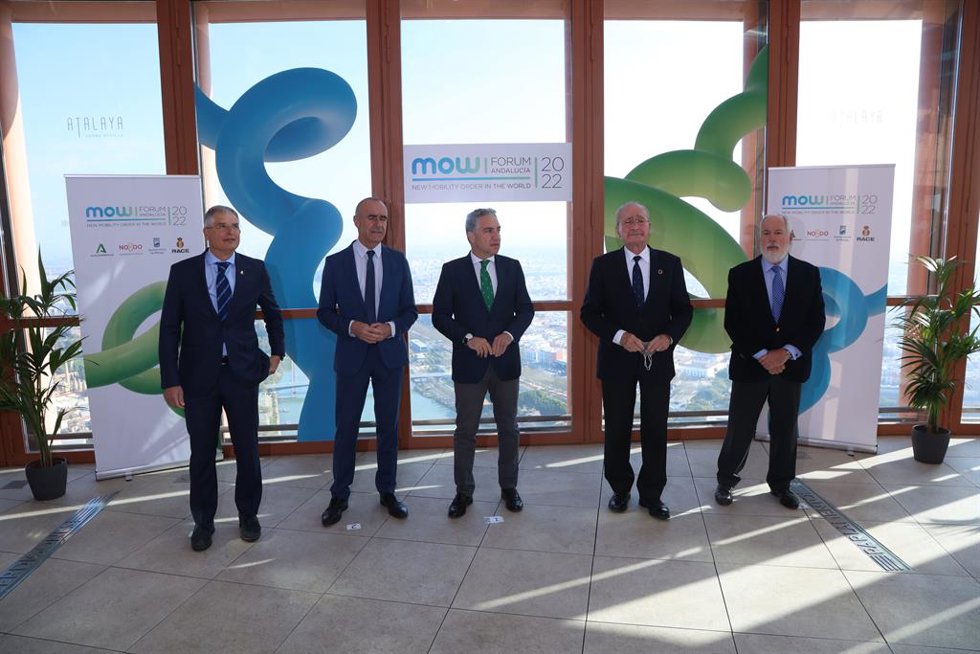 El consejero de la Presidencia, Elías Bendodo, participa en la presentación de MOW Forum Andalucía junto al presidente del RACE, Carmelo Sanz de Barros, el alcalde de Sevilla, Antonio Muñoz, y el alcalde de Málaga, Francisco de la Torre.