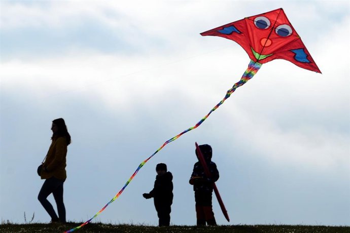 Archivo - Niños jugando