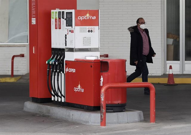 Un surtidor de carburantes 'Óptima', en una gasolinera de CEPSA, a 9 de marzo de 2022, en Madrid (España). 