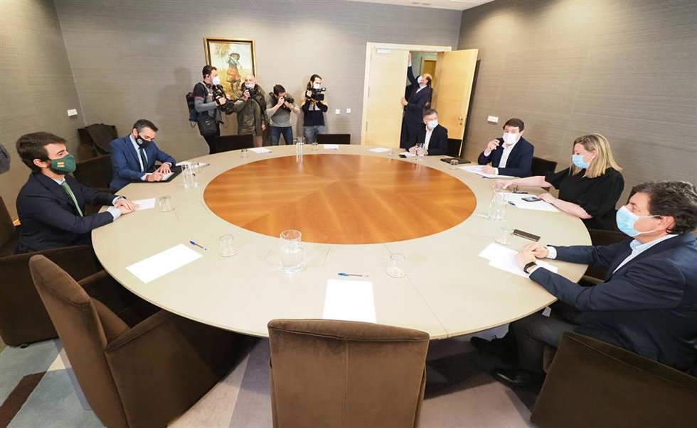 Vista general de una reunión entre el PP y Vox el pasaso 23 de febrero..