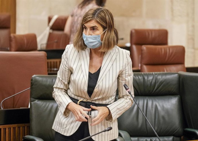 Archivo - La consejera de Empleo, Formación y Trabajo Autónomo, Rocío Blanco, en el Pleno del Parlamento en una imagen de archivo.