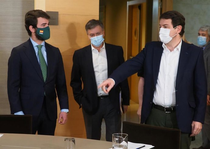 El candidato de Vox a la presidencia de las Cortes de Castilla y León, Juan García-Gallardo (i) y el presidente en funciones de Castilla y León, Alfonso Fernández Mañueco (d), a su llegada a una reunión para continuar la ronda de contactos con el fin de