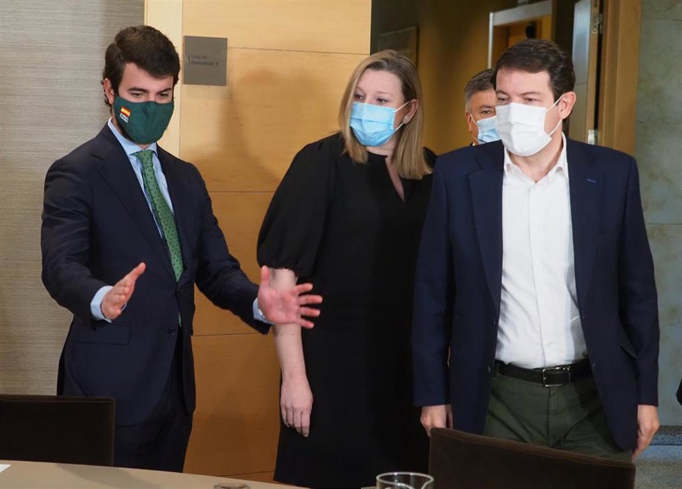 El candidato de Vox a la presidencia de las Cortes de Castilla y León, Juan García-Gallardo (i) y el presidente en funciones de Castilla y León, Alfonso Fernández Mañueco