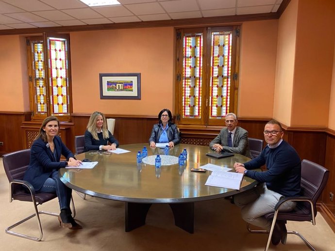 La diputada de Cs en las Cortes de Aragón, Jara Bernués, se reúne con responsables de Ceos Cepyme Huesca y del sector del comercio.