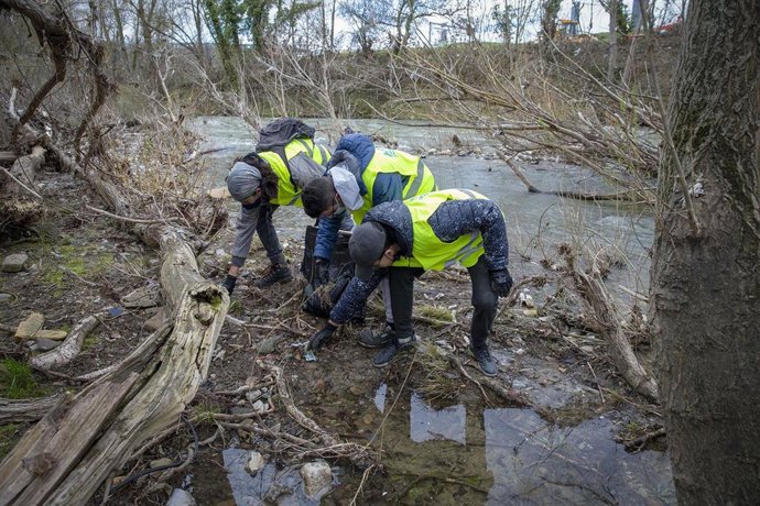 Limpieza de las orillas del río Arga.