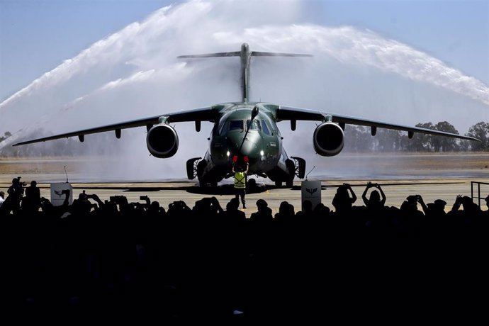 Archivo - Un avión militar Embraer KC-390