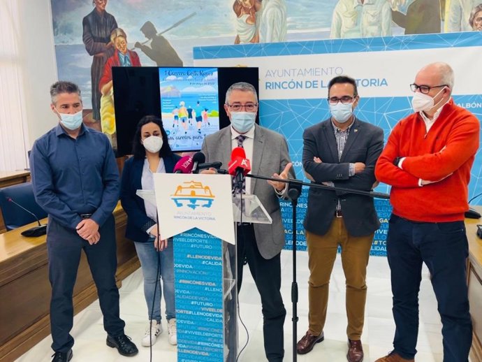 Presentación de la I Carrera Popular 'Costa Rincón' para promocionar la práctica deportiva y el turismo en Rincón de la Victoria que se celebra el 8 de mayo