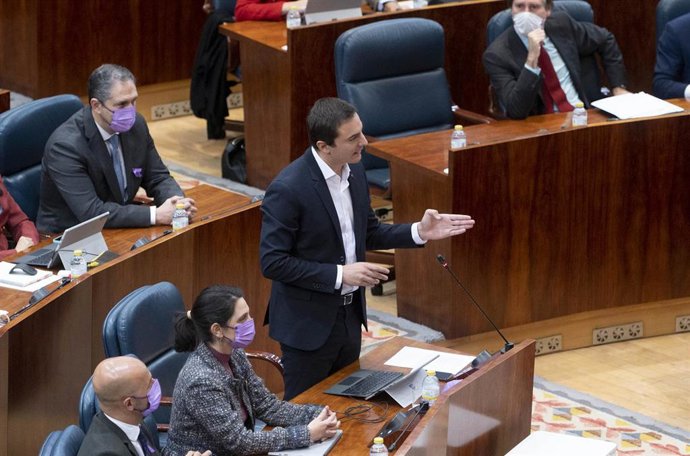 El secretario general del PSOE en Madrid, Juan Lobato, interviene en un pleno en la Asamblea de Madrid