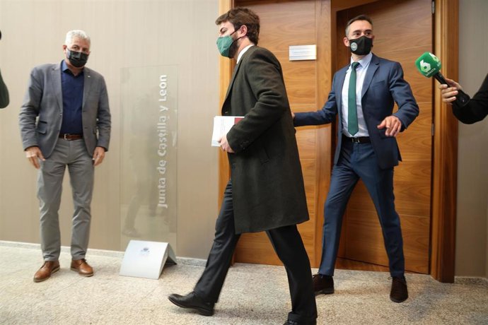 El líder de Vox en Castilla y León, Juan García-Gallardo (c), sale del despacho del presidente en funciones de la Junta de Castilla y León, Alfonso Fernández Mañueco, después de llegar a un pacto de Gobierno entre PP y Vox.