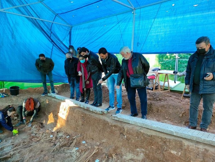 Los socialistas en la visita que ha realizado a la fosa común del Cementerio de San Juan del Puerto.