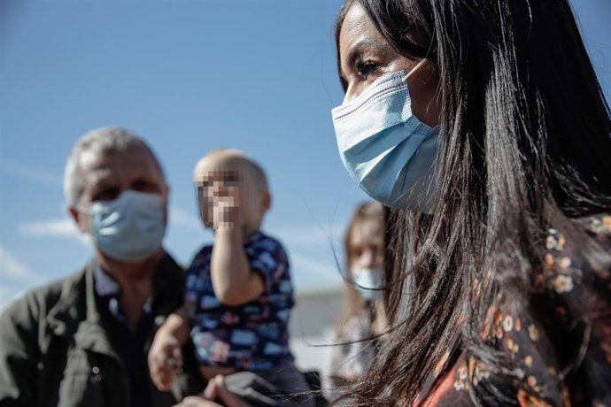 La vicealcaldesa de Madrid, Begoña Villacís, conversa con una familia ucraniana. Archivo.