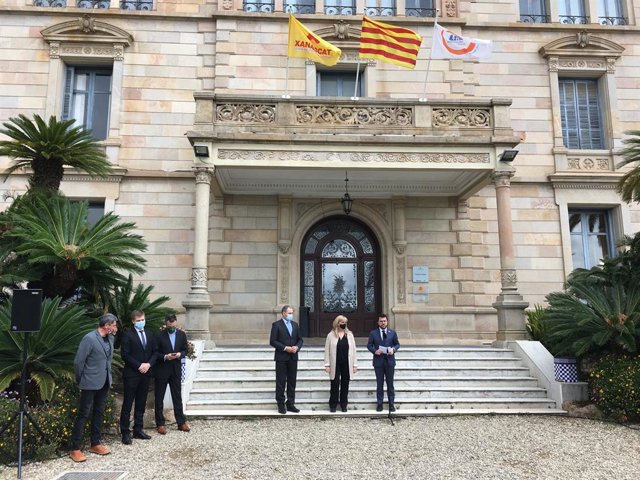 El president de la Generalitat, Pere Aragonès, la consellera de Drets Socials, Violant Cervera, i el cònsol d'Ucraïna, Artem Vorobyov, després de visitar l'Alberg Xanascat