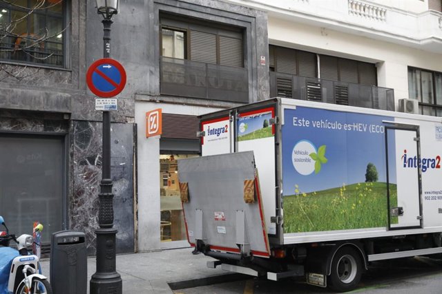 Zona de descarga y carga en una calle