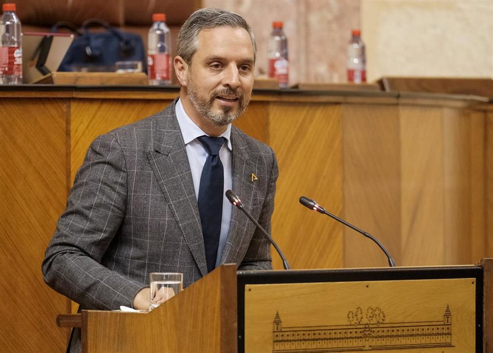 El consejero de Hacienda y Financiación Europea, Juan Bravo, comparece en el Pleno del Parlamento andaluz.