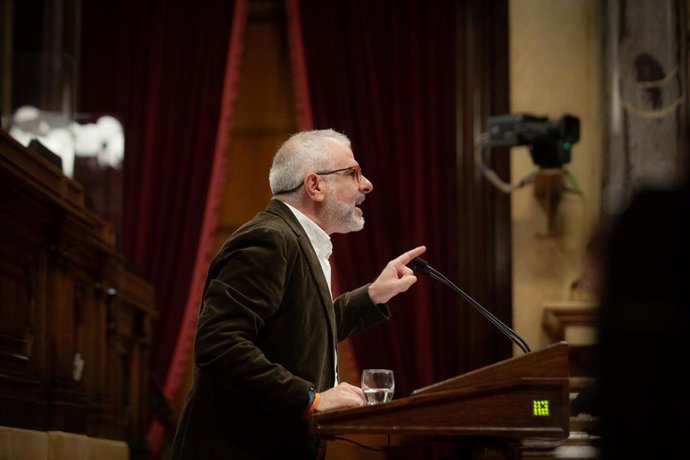 Imagen de archivo - El líder de Cs de Catalunya, Carlos Carrizosa, interviene en un pleno en el Parlament, a 8 de febrero de 2022, en Barcelona, Cataluña (España). 