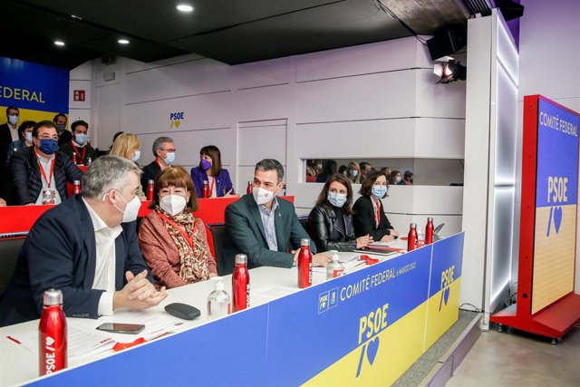 (I-D) El secretario de organización, Santos Cerdán León, la presidenta del Comité, Cristina Narbona, el presidente del Gobierno y secretario general del PSOE, Pedro Sánchez, y la vicesecretaria general, Adriana Lastra Fernández en el Comité Federal.