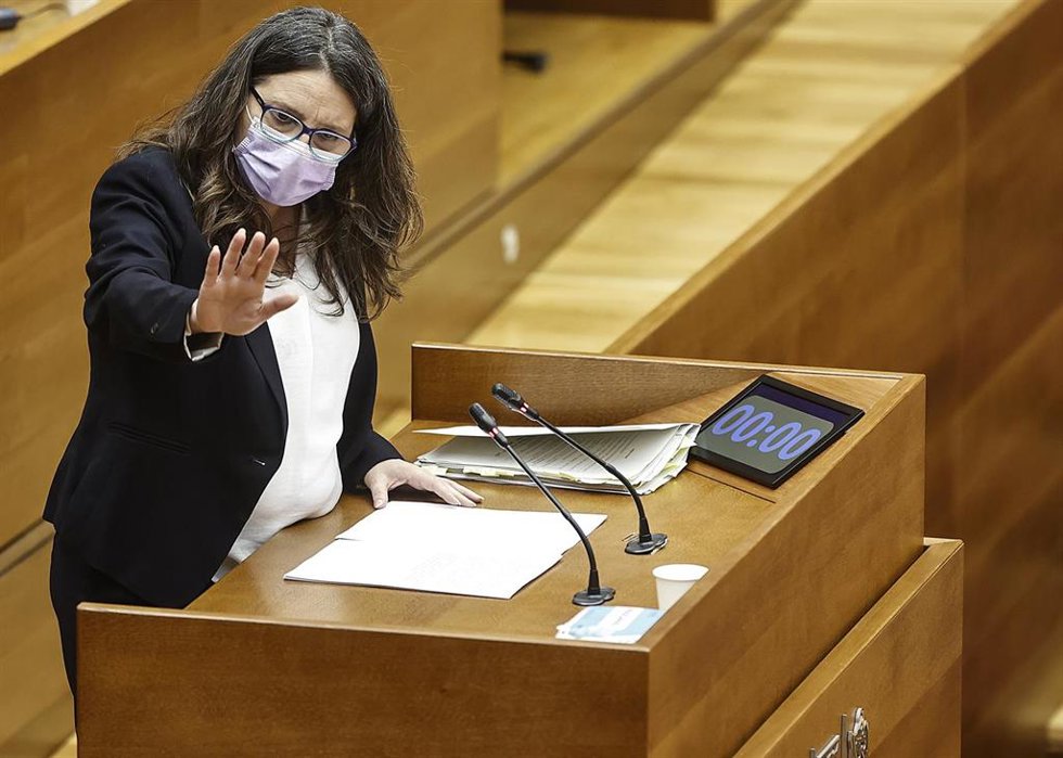Archivo - La vicepresidenta de la Generalitat, Mónica Oltra, comparece en Les Corts