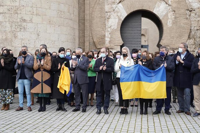 Javier Lambán se ha concentrado junto con representantes de todos los partidos en solidaridad con el pueblo ucraniano.
