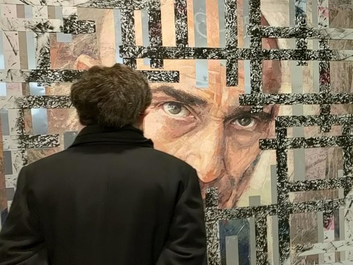 Un visitante en la muestra 'Arte salmantino en tiempos de pandemia'.