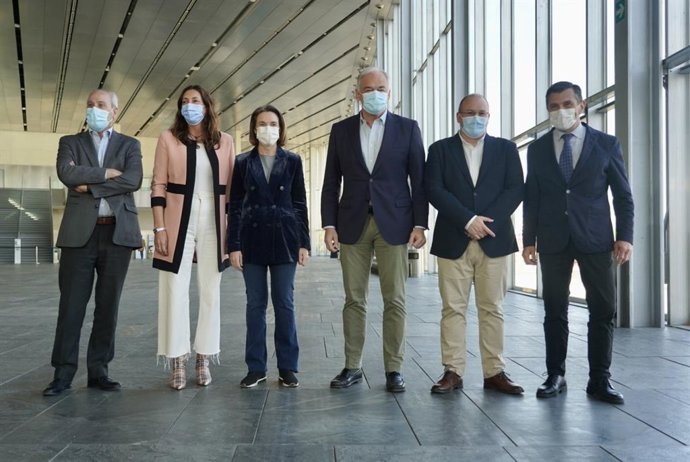 La portavoz del Grupo Popular en el Congreso, Cuca Gamarra, el presidente del comié organizador del congreso del PP, Esteban González Pons, y la secetaria general del PP-A, Loles López, visitan las instalaciones que acogerá el cónclave del PP.