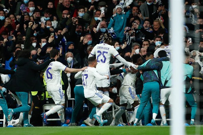 Los jugadores del Real Madrid celebran el 3-1 de Karim Benzema ante el PSG
