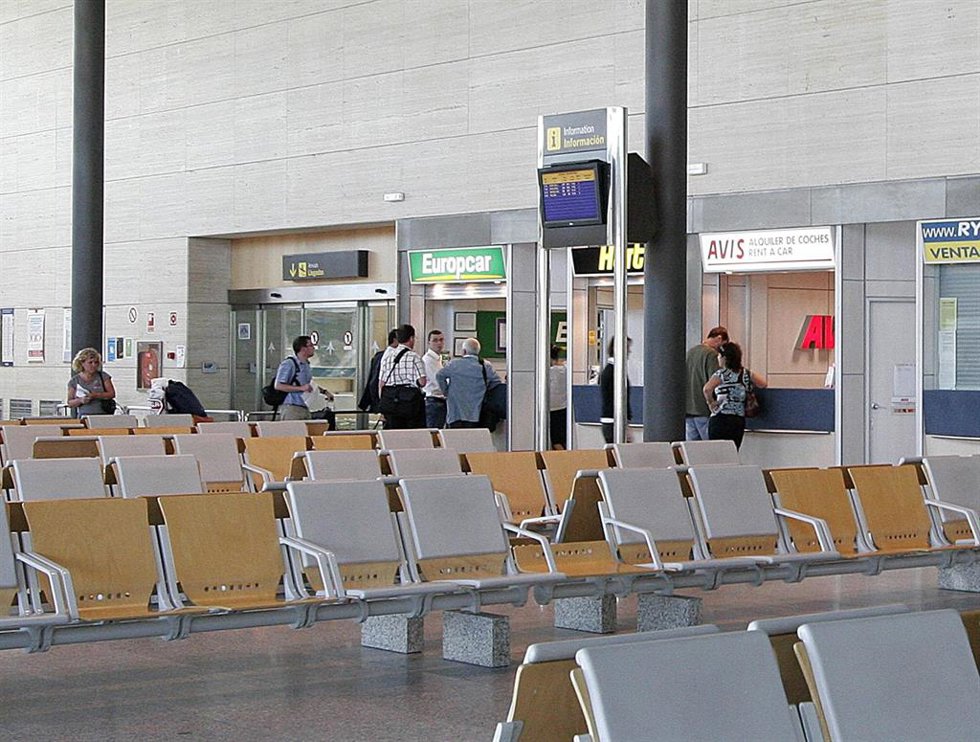 Archivo - Vista del interior del aeropuerto de Valladolid