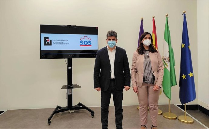 El presidente del Consorcio Provincial de Prevención y Extinción de Incendios de la Diputación de Córdoba, Rafael Llamas, y la directora del proyecto SOS Emergencia, Gema Rodríguez, en la presentación del sistema.