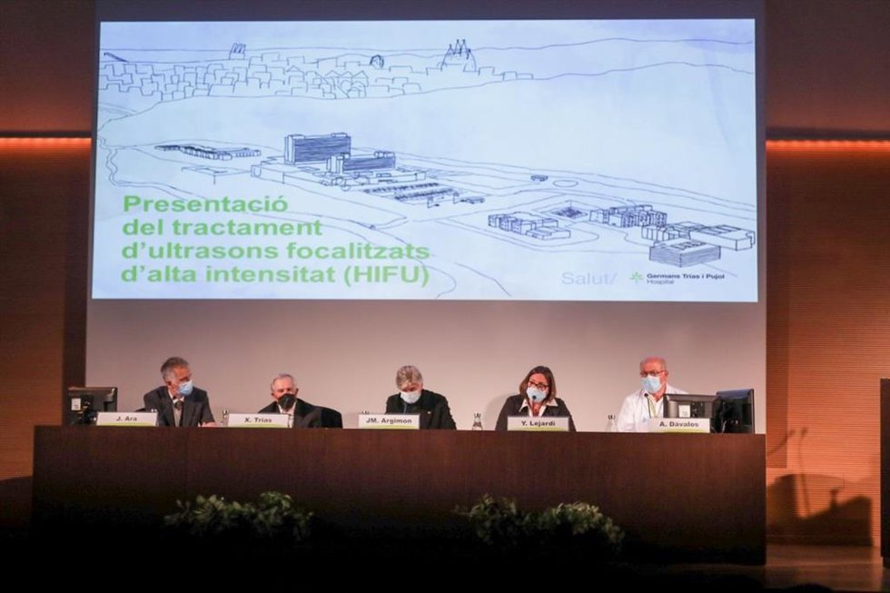 De izquierda a derecha: el gerente de Can Ruti, Jordi Ara, el presidente del Consejo de Administración del ICS, Xavier Trias, el conseller de Salud, Josep Maria Argimon, la directora gerente del ICS, Yolanda Lejardi, y el doctor Antoni Dávalos