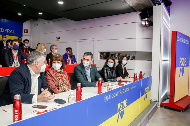 (E-D) El secretari d'Organització, Santos Cerdán León, la presidenta del Comitè, Cristina Narbona, el president del Govern central i secretari general del PSOE, Pedro Sánchez, i la sots-secretària general, Adriana Lastra, en el Comitè Federal