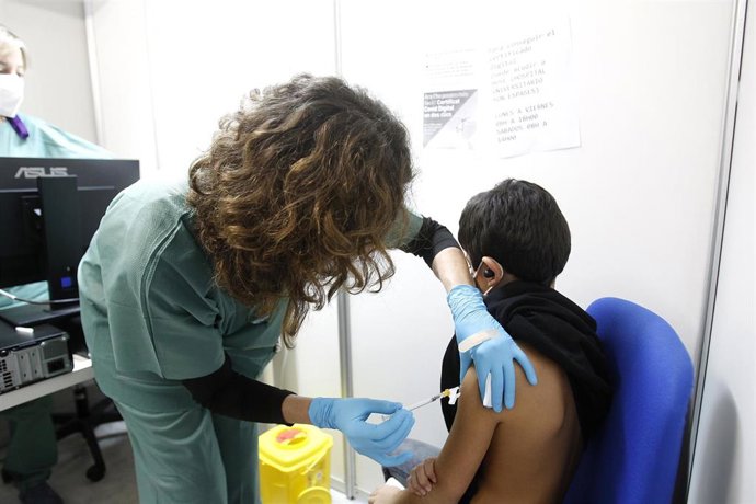Archivo - Un niño recibe una dosis de la vacuna contra el Covid-19. 