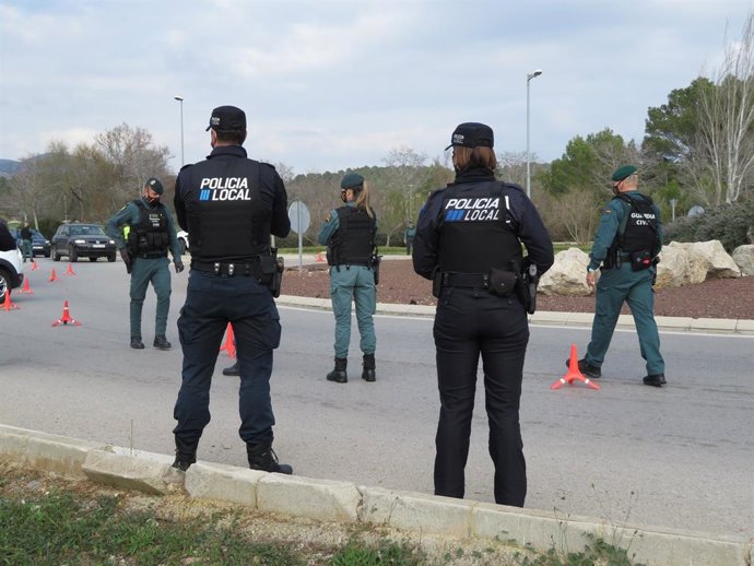 Archivo - Agentes de la Policía de Calvi y de la Guardia Civil