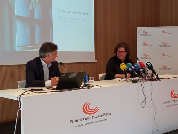 El director del Palacio de Congresos, Ramón Vidal, y la regidora de Turismo, Elena Navarro, en la presentación de la Memoria.