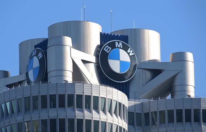 Archivo - FILED - 20 March 2019, Bavaria, Munich: The BMW logo on the carmaker's headquarters. German carmaker BMW is recalling more than a million cars due to a defect in the engine cooling system. Photo: Tobias Hase/dpa