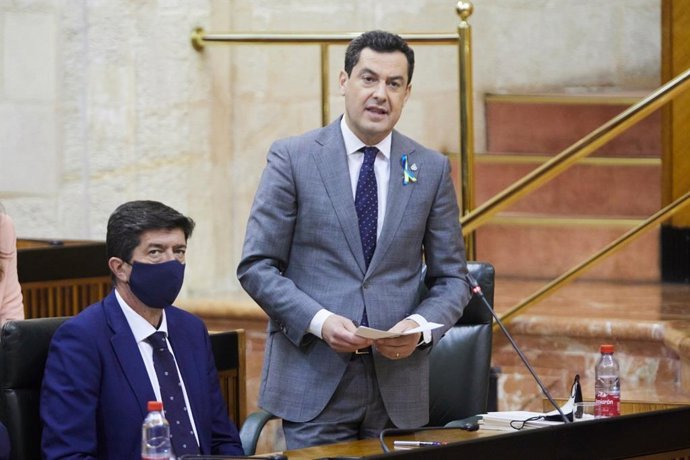 El presidente de la Junta de Andalucía, Juanma Moreno, en el Pleno del Parlamento este jueves.