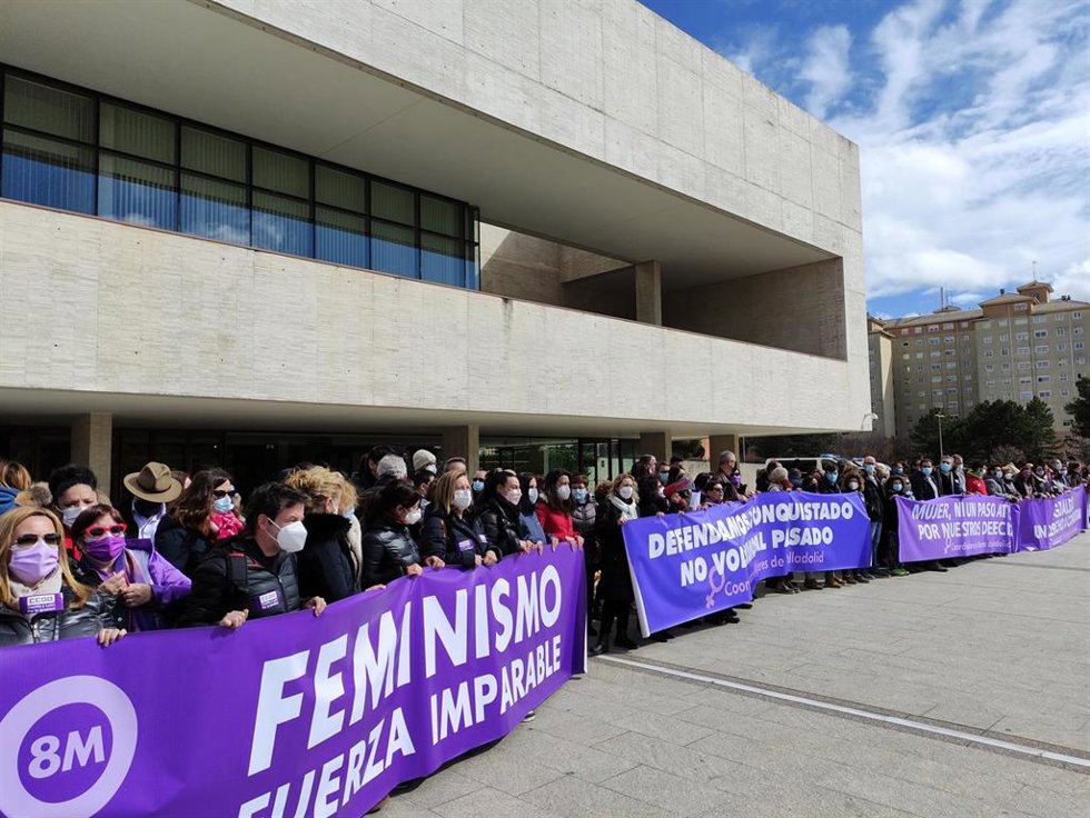 Concentración de sindicatos y colectivos feministas para reclamar la "igualdad efectiva".
