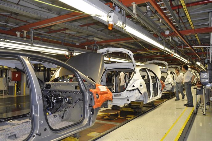Archivo - Cadena de montaje de Opel en la planta de Stellantis en Figueruelas.