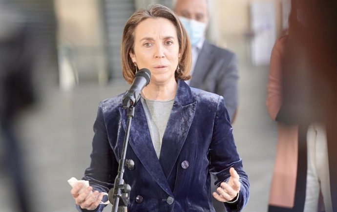 La portavoz del Grupo Popular en el Congreso y coordinadora general, Cuca Gamarra, atiende a los medios en Sevilla junto al presidente del comité organizador del congreso, Esteban González Pons, antes de visitar las instalaciones donde se celebrará.