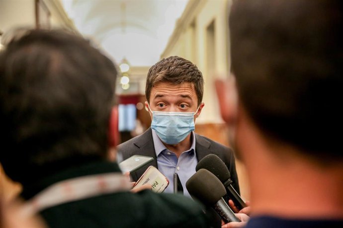 El líder de Más País, Íñigo Errejón, ofrece declaraciones a los medios de comunicación