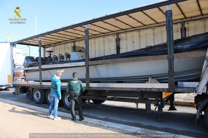 La "narcolancha" se encontraba en un camión que circulaba por la carretera TV-3454 entre Amposta y Deltebre