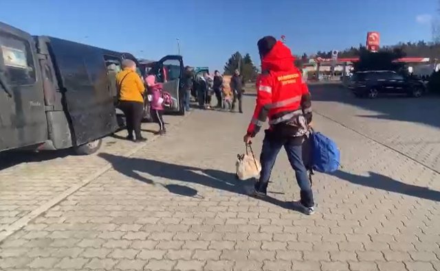 Bomberos del Consorcio de Bomberos de la Diputación de Málaga en la frontera con las furgonetas en las que traerán a Málaga a refugiados de la invasión rusa en Ucrania