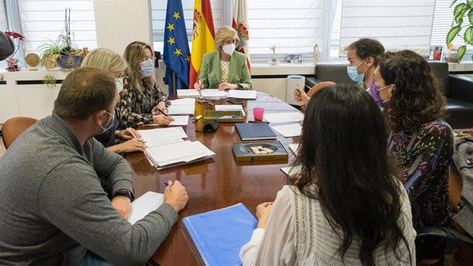 La consejera de Educación y Formación Profesional, Marina Lombó, se reúne con directores de las aulas de dinamización intercultural