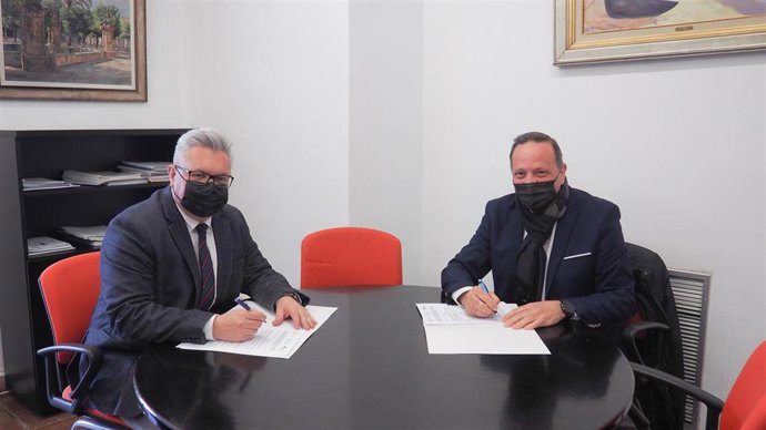 El presidente de Emproacsa, Esteban Morales (izda.), junto al responsable de Facua Córdoba, Francisco Martínez.