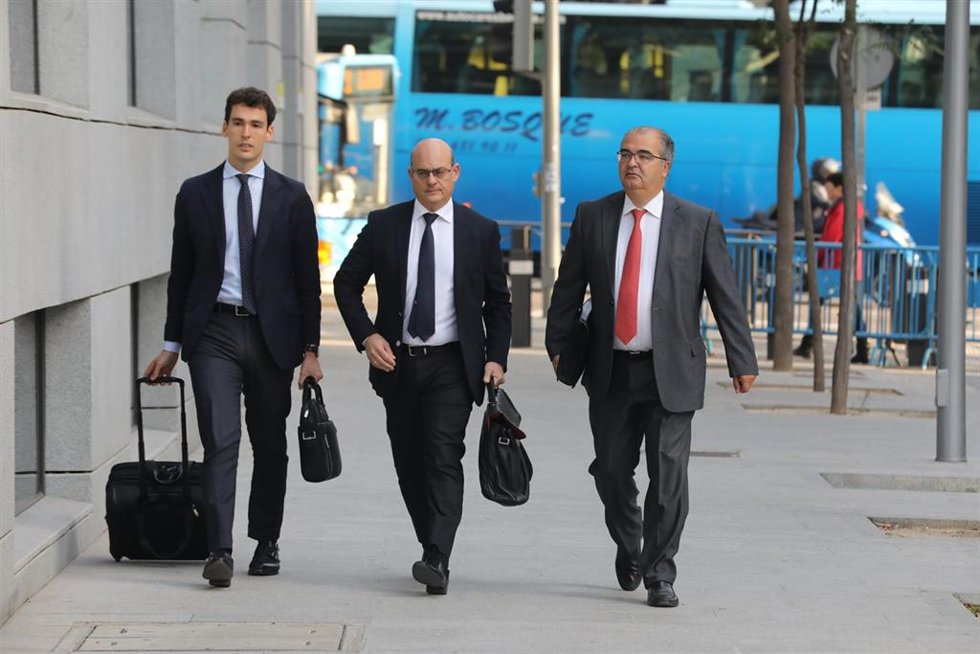 Archivo - El expresidente del Banco Popular, Ángel Ron (1d), a su llegada al Juzgado Central de Instrucción número 4 de la Audiencia Nacional, donde ha sido citado por el juez, José Luis Calama, por las presuntas irregularidades que llevaron a la quiebr