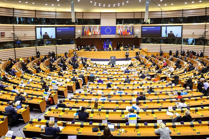 HANDOUT - 01 March 2022, Belgium, Brussels: Ukrainian President Volodymyr Zelensky (on screen) addresses members of the European Parliament via video conference during an extraordinary plenary session of the European Parliament on the situation in Ukrai